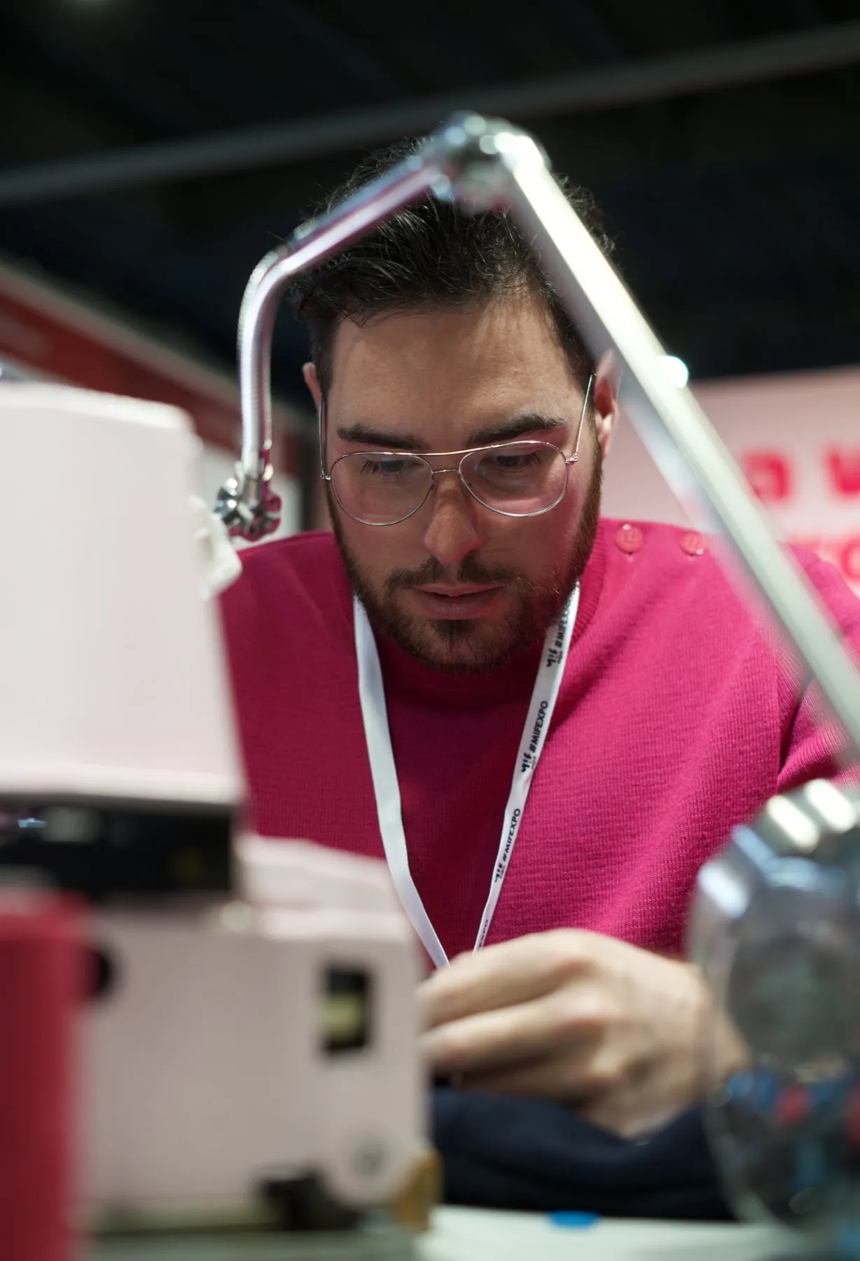Artisan au travail filmé au salon du Made in France