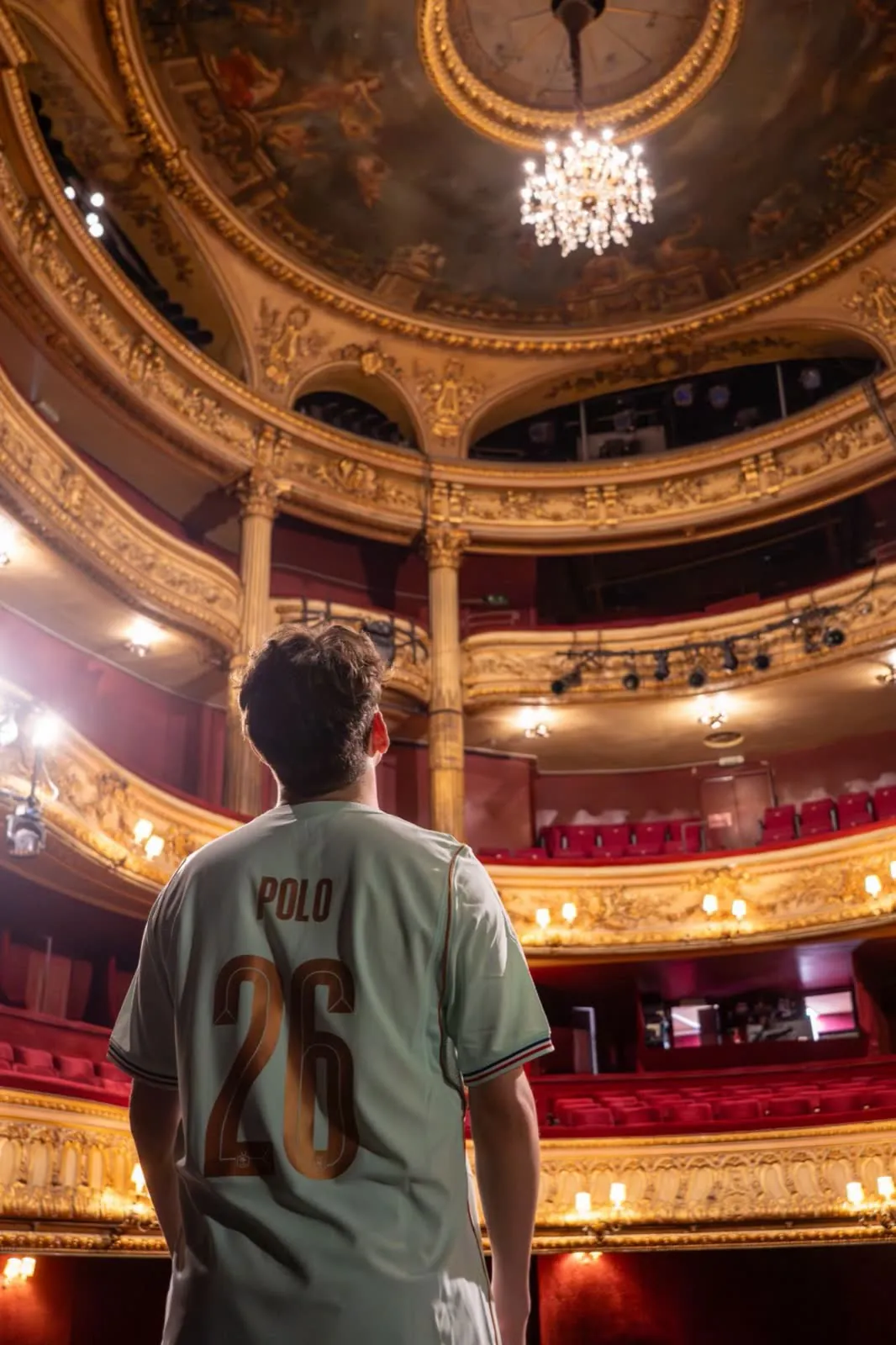 Maillot « Polo 26 » sur la scène d’un théâtre, événement Sportfive pour Volkswagen